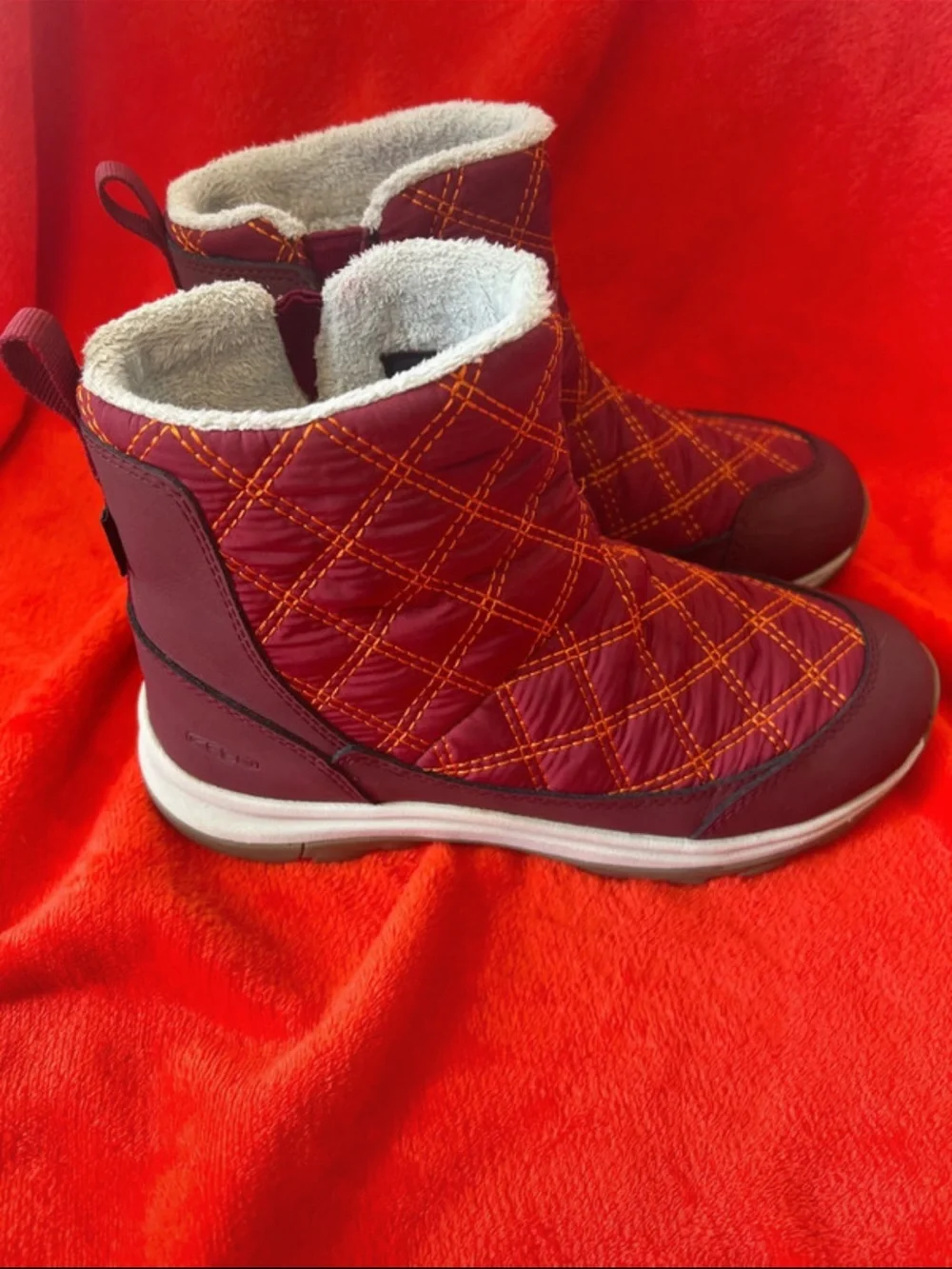 Keen Women's Quilted Burgundy Ankle Winter Pull on Boots like new